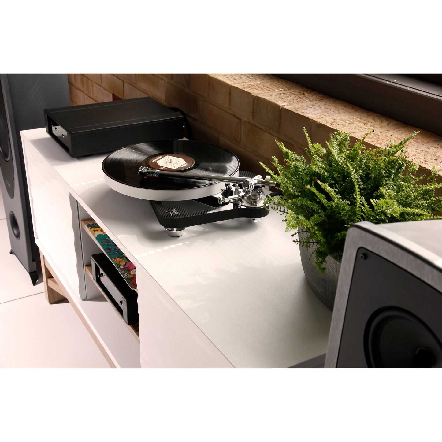 Rega Naia Reference Turntable